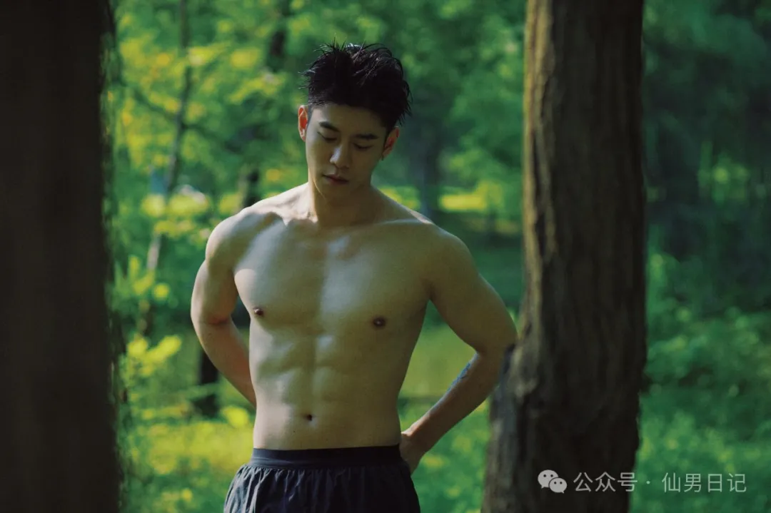 娱乐圈难混！肌肉天菜帅哥只能擦边了……