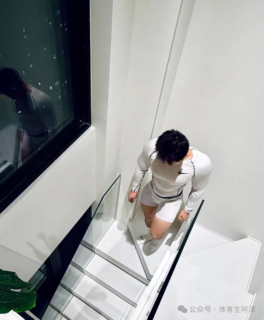 宽肩窄腰黑皮男大，超绝不经意间秀饱满翘臀......