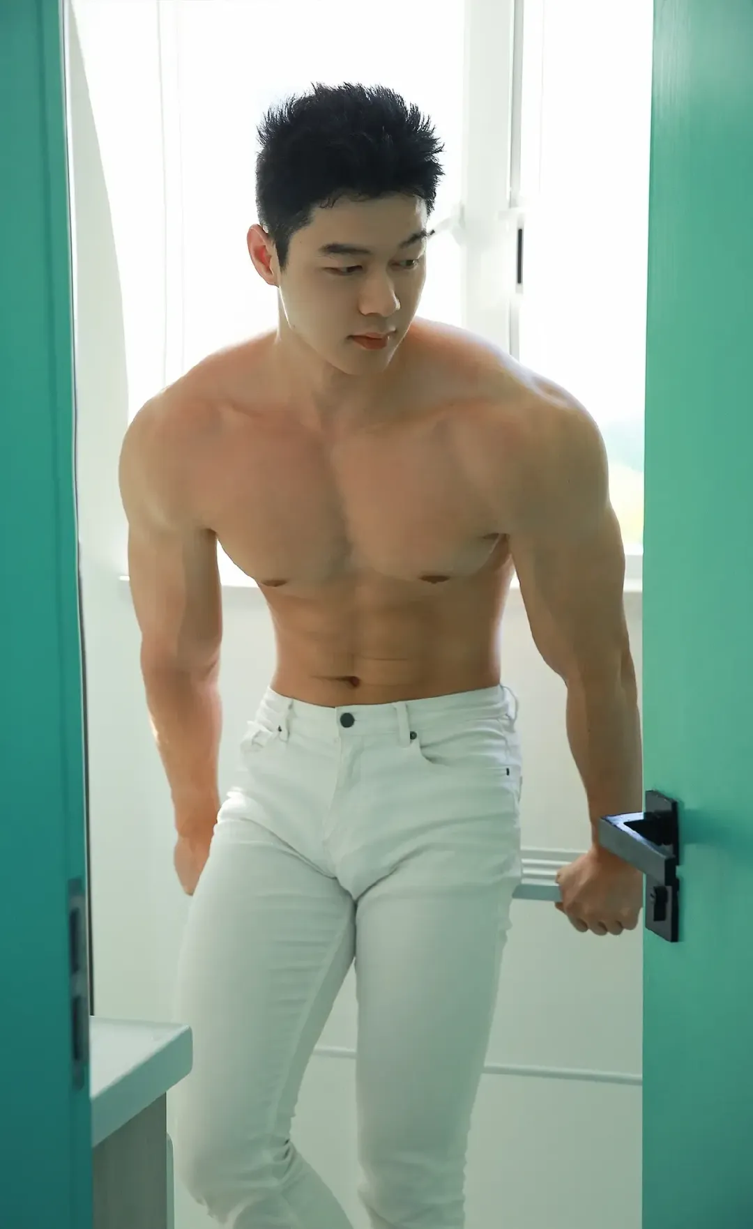 00 后型男演绎禁欲系正装，马靴搭配也太绝了吧！