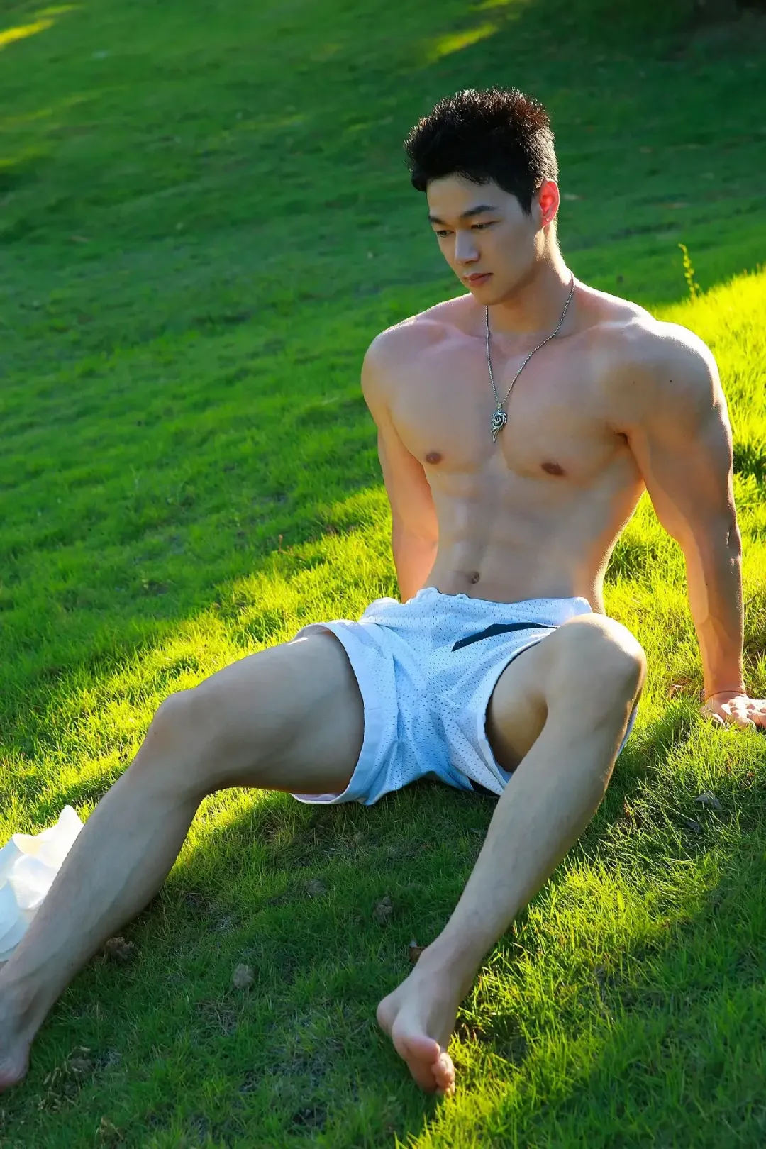 00 后型男演绎禁欲系正装，马靴搭配也太绝了吧！