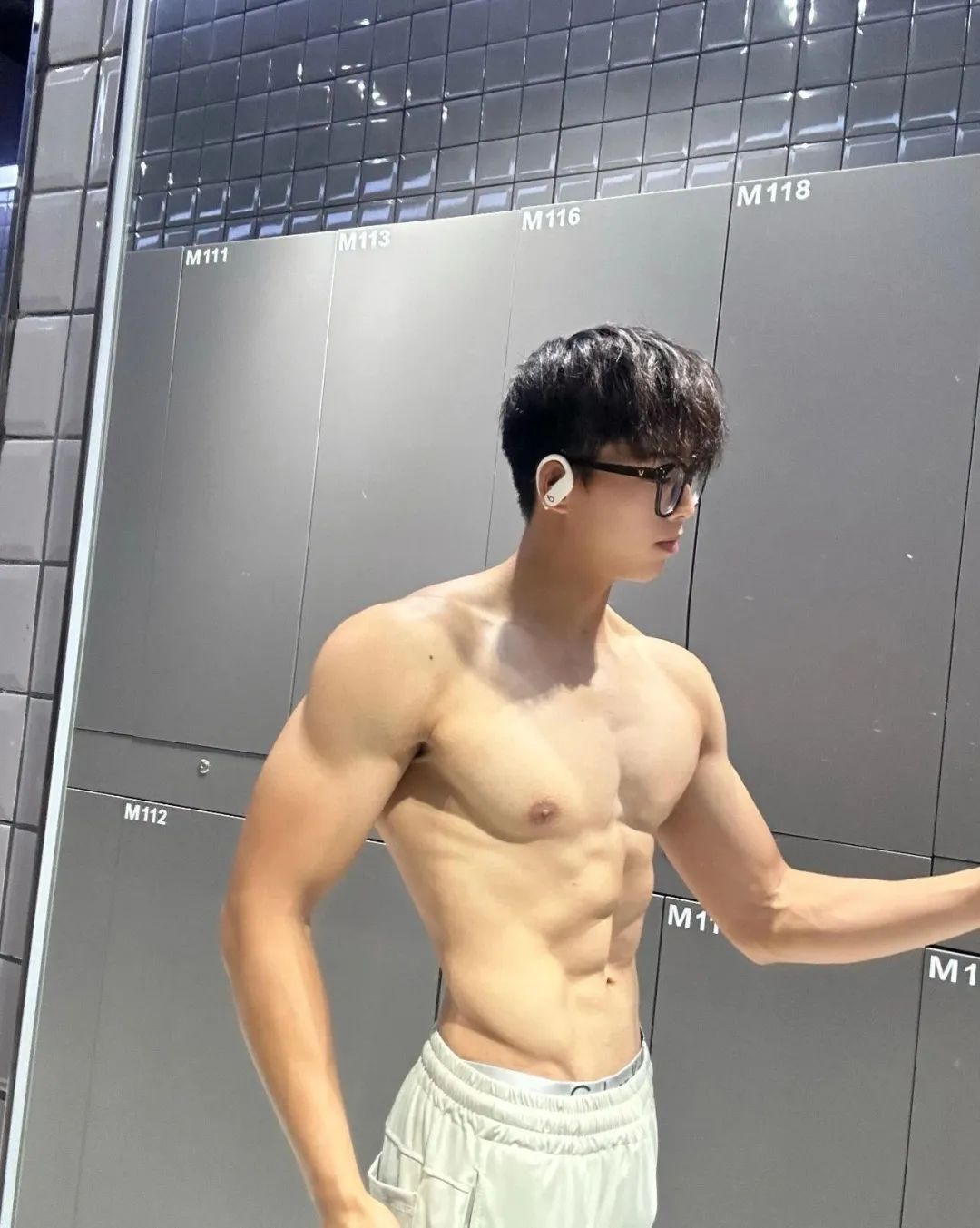 178cm 冷白皮腹肌帅哥，显眼包大！