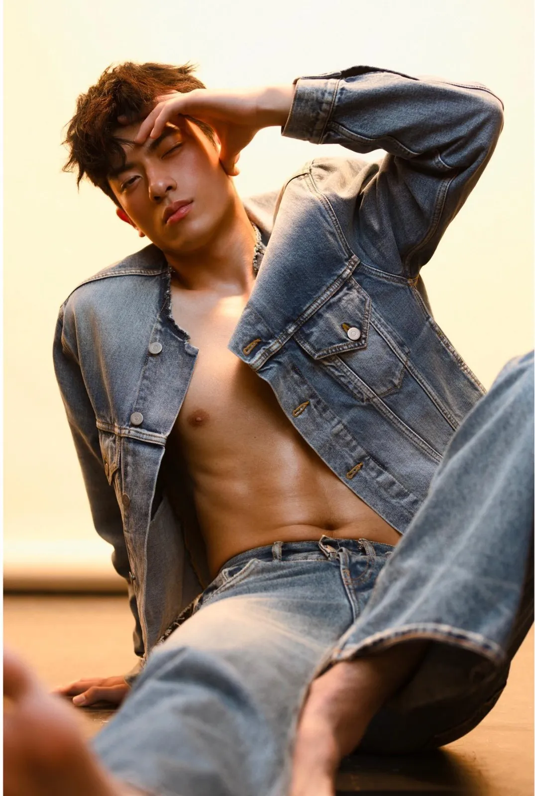 实力强大的 19 岁男模，为了金主又脱了！