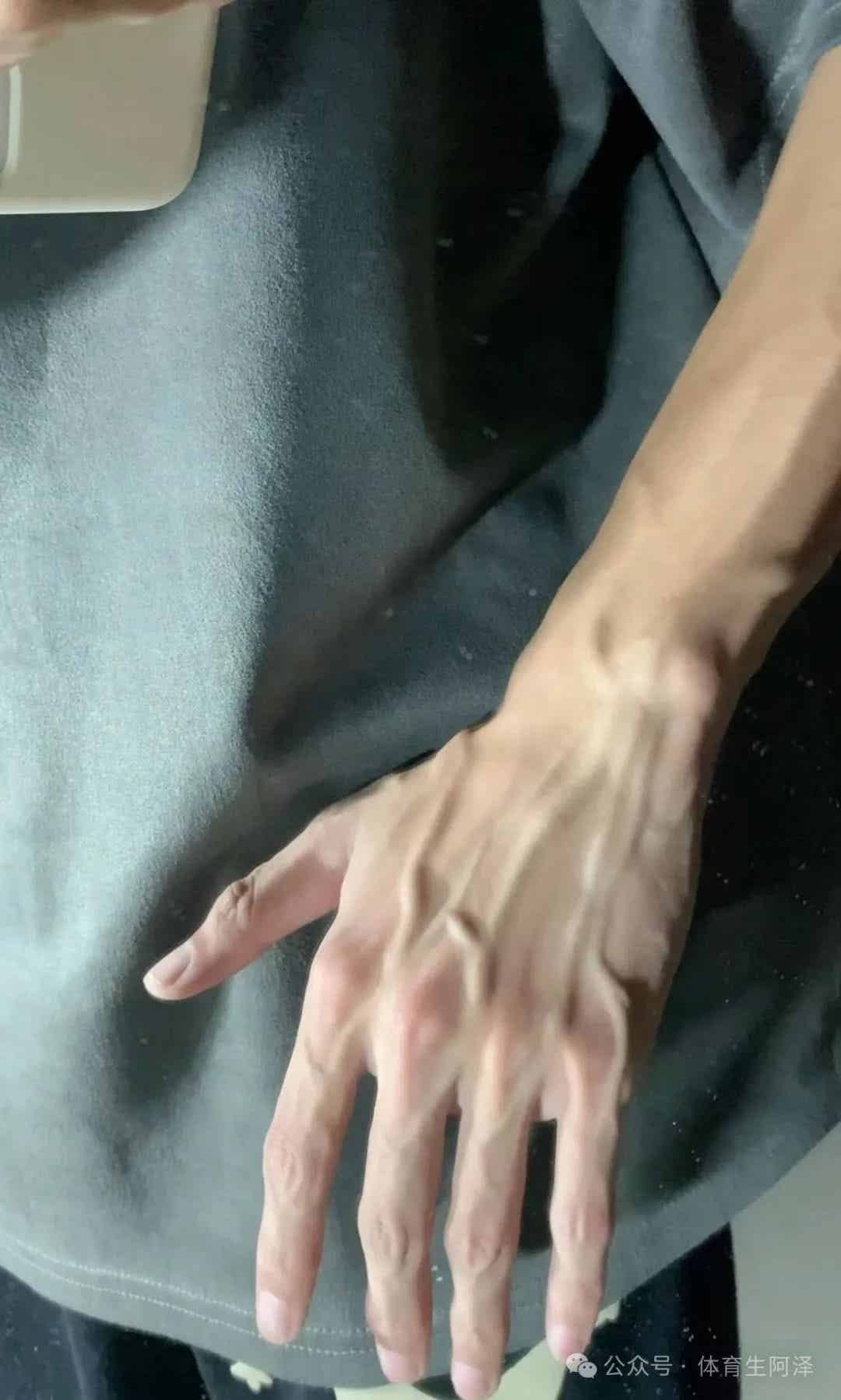 185 腹肌臭脚男大体育生，长腿体育生到底有多香.......