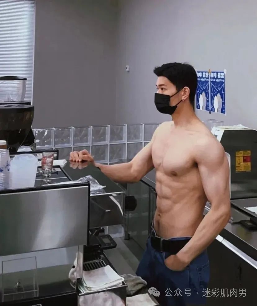 咖啡店脱衣的肌肉男卖咖啡，被他吸引了！