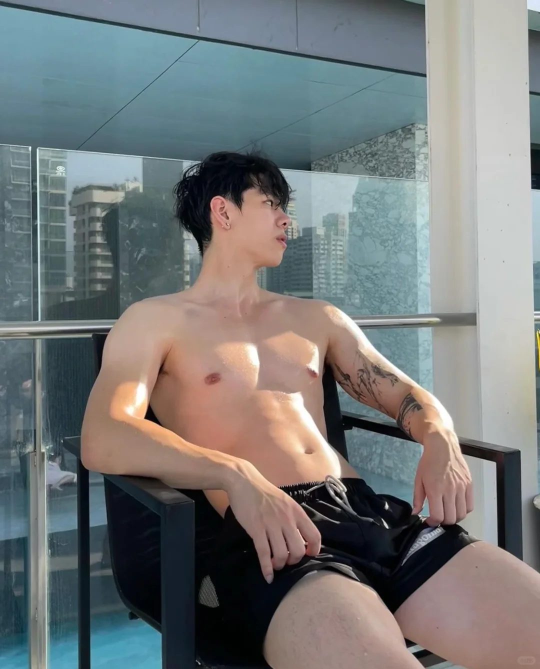 190CM 肌肉护士小哥哥脱衣自拍，简直让人心跳加速！