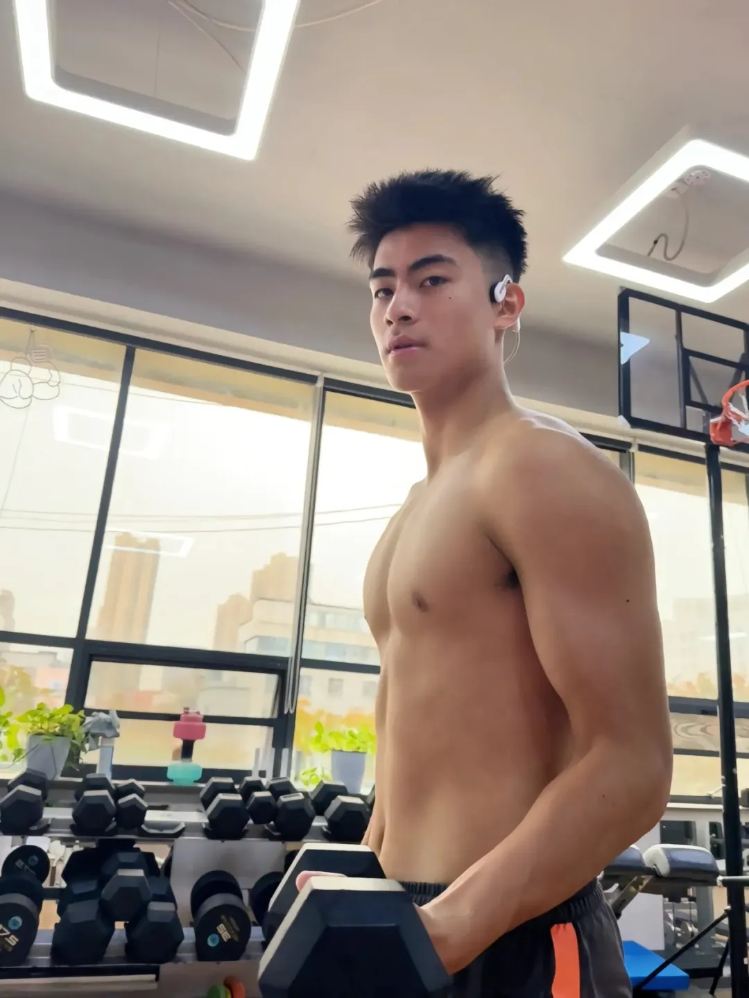 被刘姥姥称赞鼻子大！山东体院 20 岁足球体育生男大，我可以了