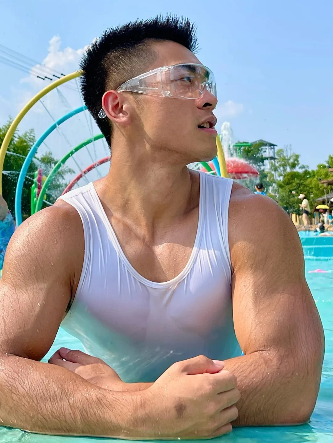 武汉地铁黑皮肌肉男火了！这双粗壮大腿和性感腹肌太绝了
