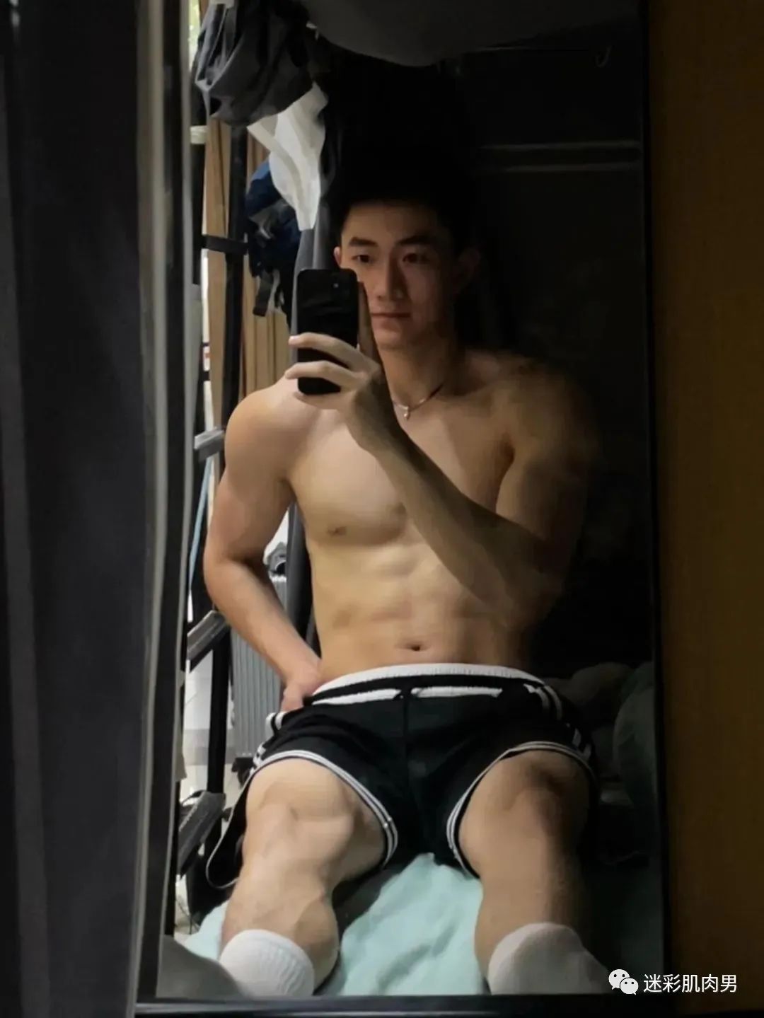 寝室男大体育生短裤裤拉太低自拍？长得太粗壮了！