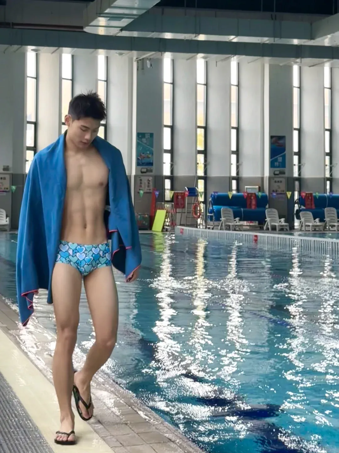 183cm 游泳体育生，帅脸 + 完美腹肌，这身材谁能拒绝？