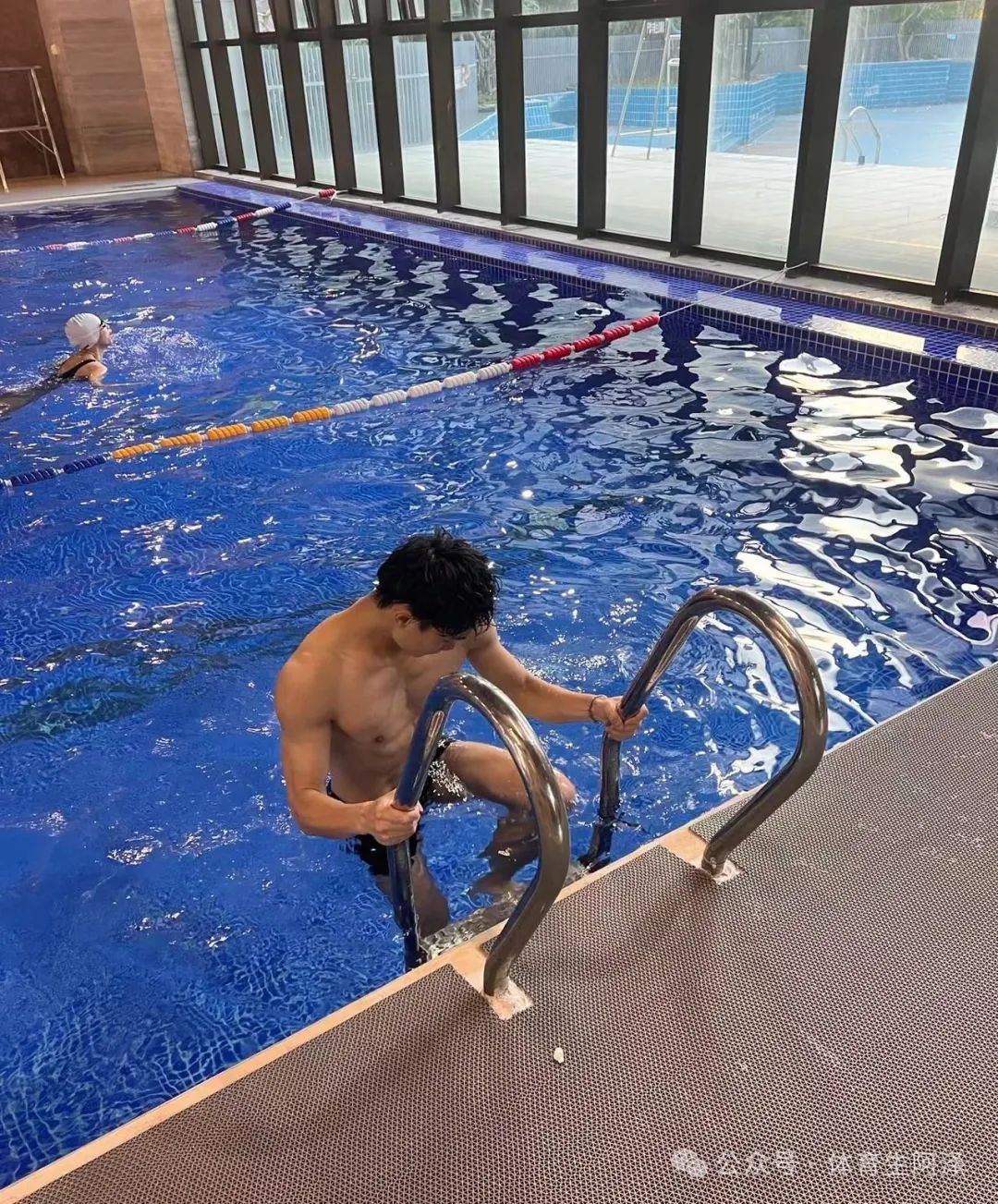 北体 185 体育生大三学长，硕大胸肌好迷人.....