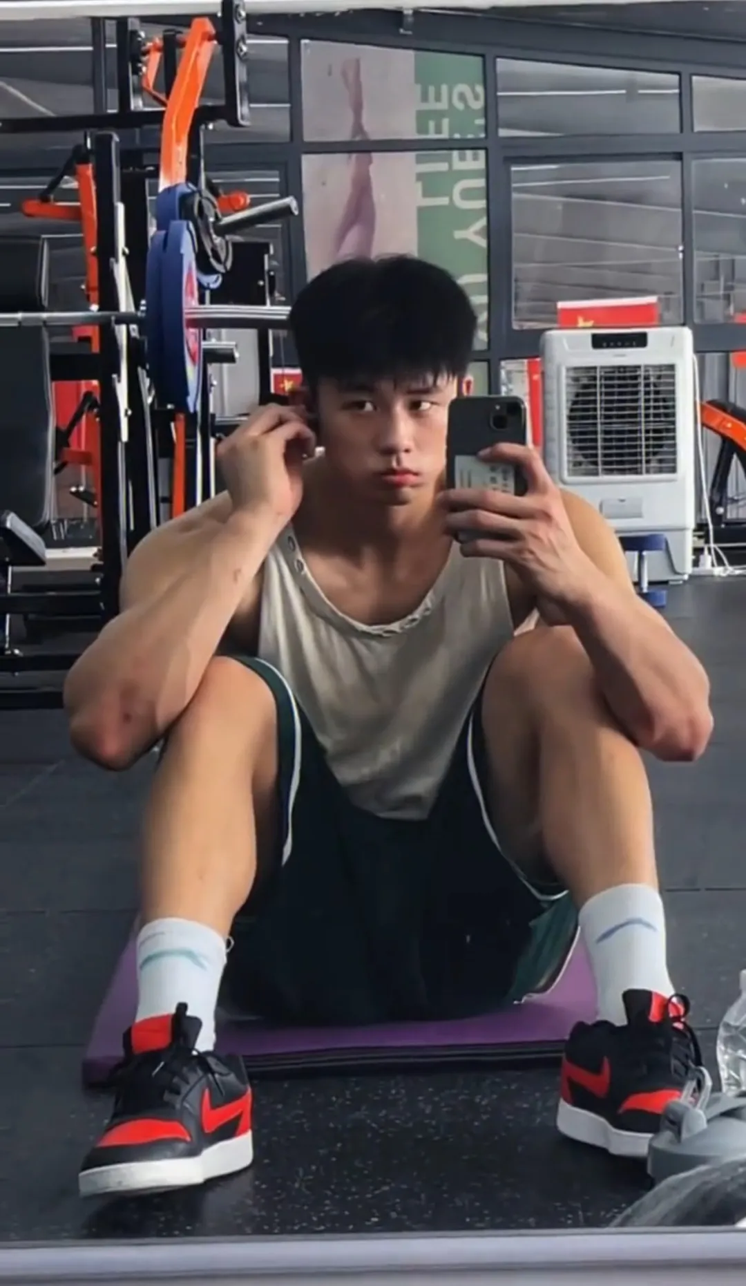 网吧惊现半裸肌肉男，竟是超火运动系小奶狗？