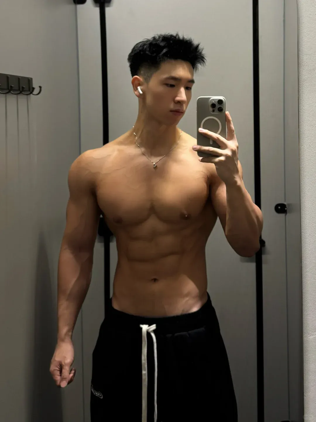 健体小哥的外翻肩、人鱼线
