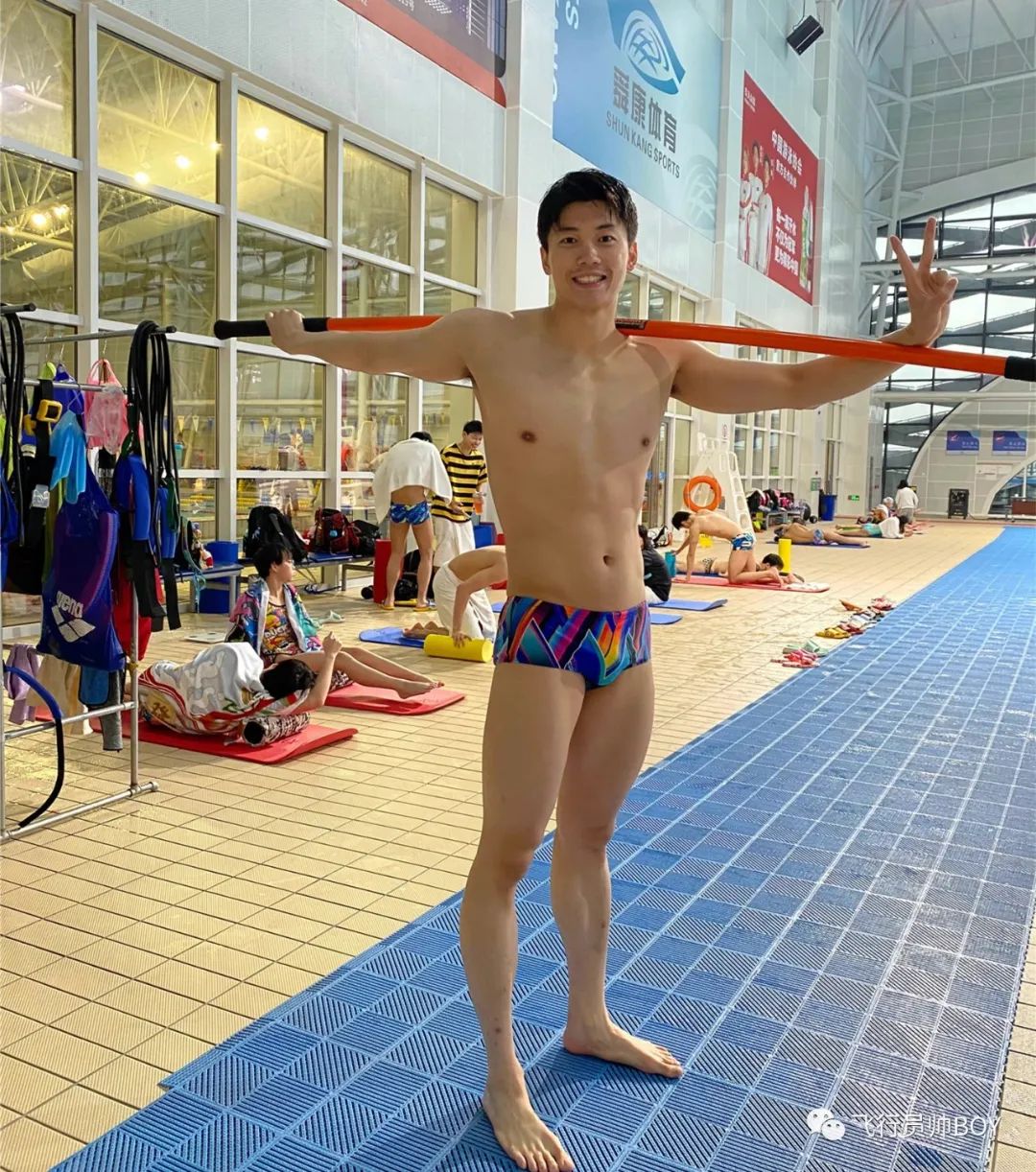 汪顺被男子摸白嫩大胸肌！