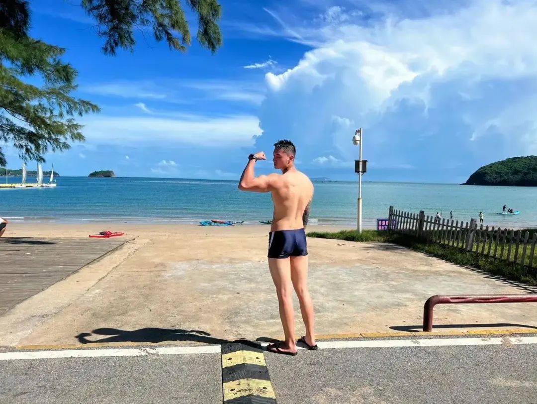 一看就很有性张力！健身型男与萌宠共享温馨时光