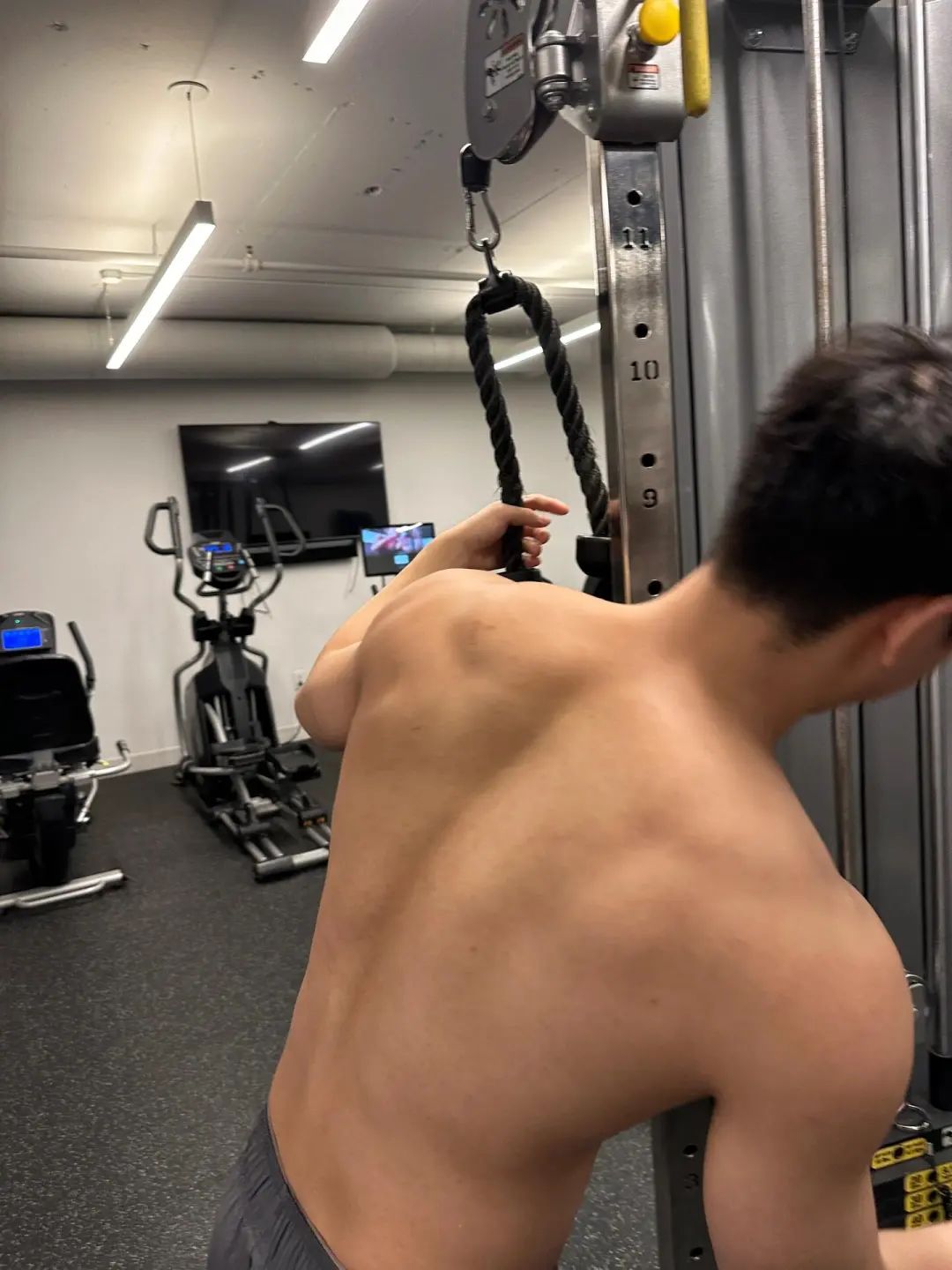 海边黑三角内裤薄肌小奶狗，谁的基达又响了？