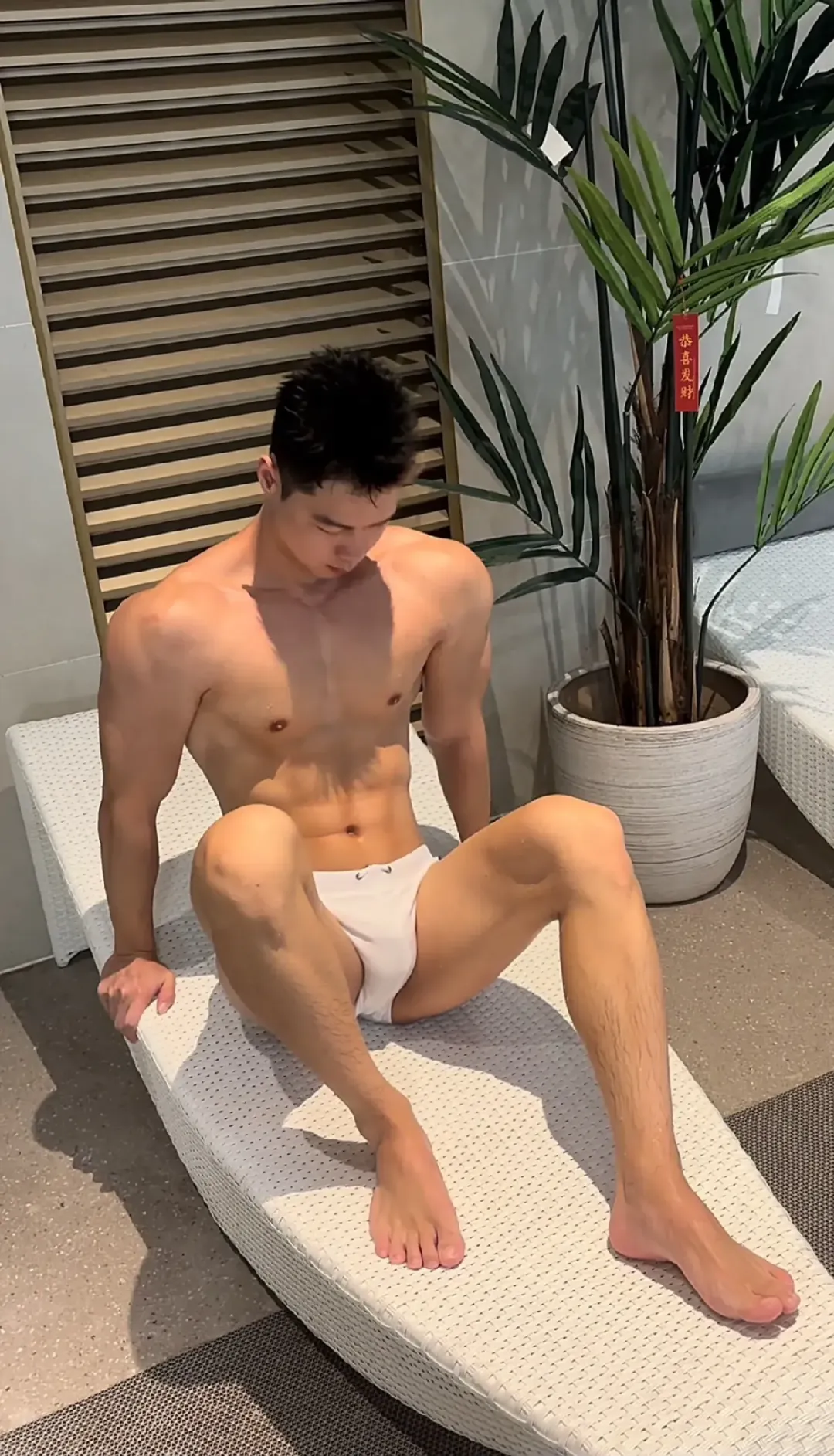 00 后型男演绎禁欲系正装，马靴搭配也太绝了吧！