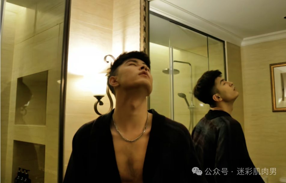 21 岁大一运动男高大视频火到推... 不让人失望！