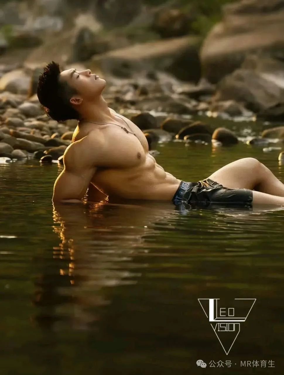 阳光下的肌肉帅哥，水中大方秀身材，这胸肌腹肌也太帅了