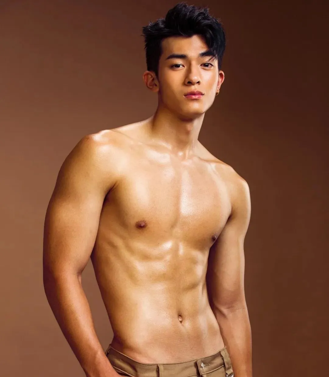 实力强大的 19 岁男模，为了金主又脱了！