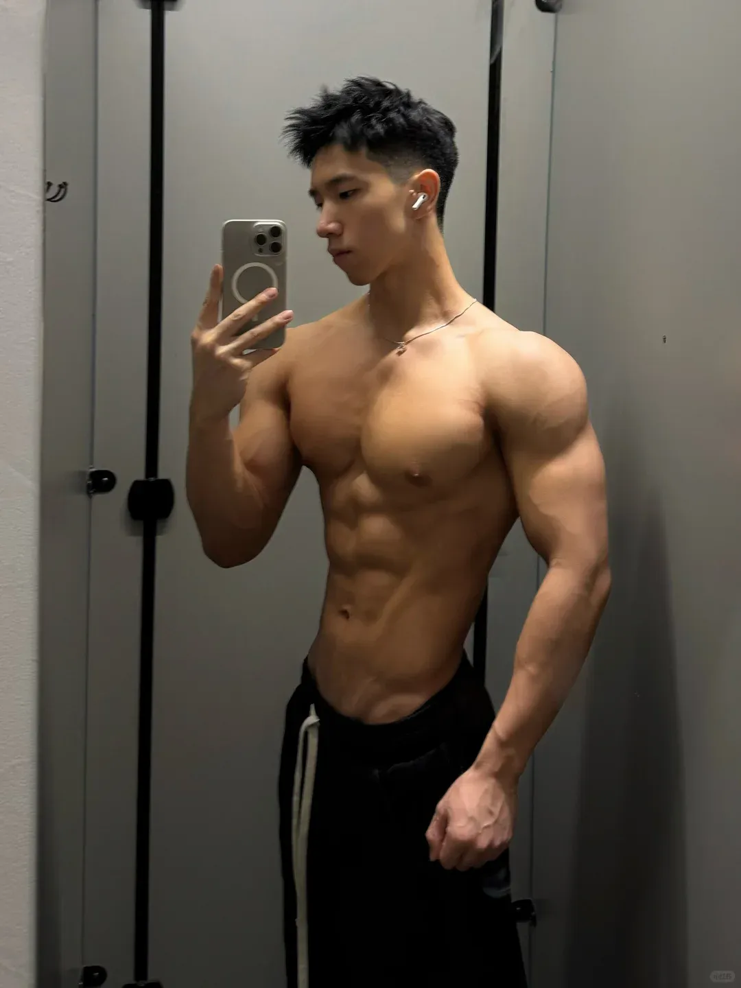 健体小哥的外翻肩、人鱼线