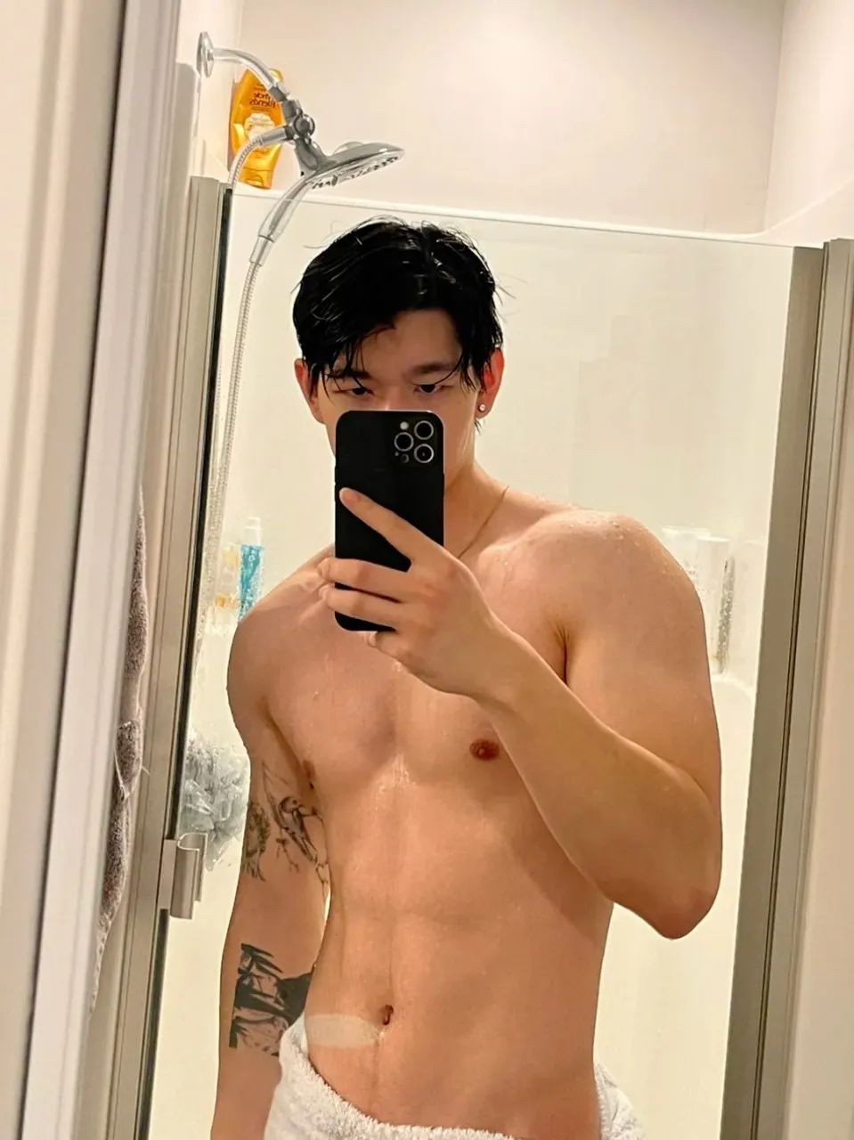 190CM 肌肉护士小哥哥脱衣自拍，简直让人心跳加速！