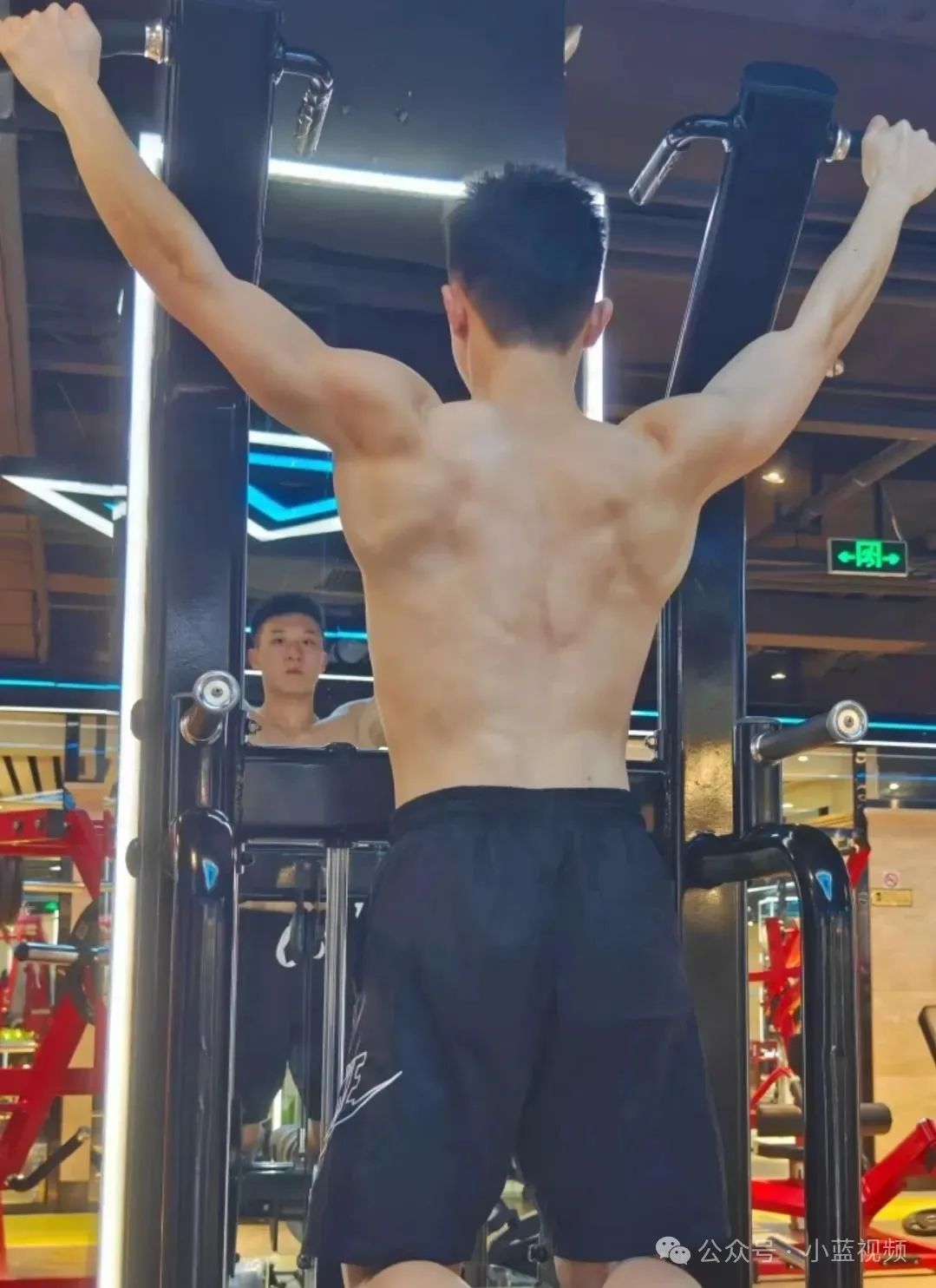 活力四射腹肌小哥，少年感很舒服！