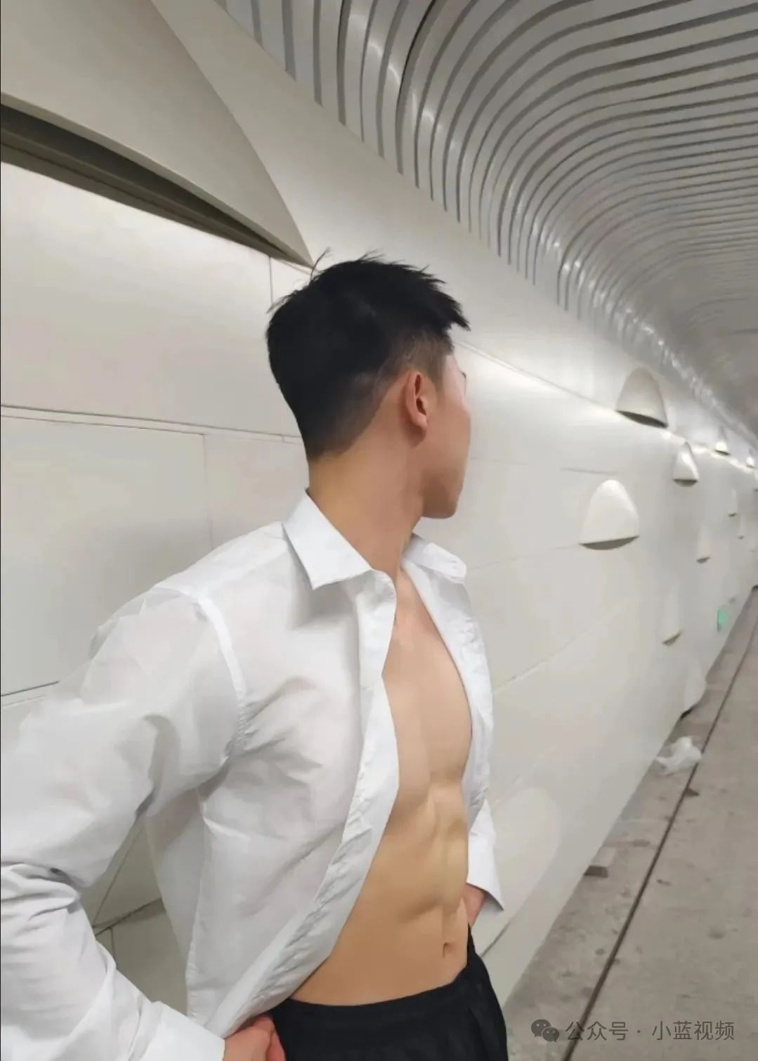 活力四射腹肌小哥，少年感很舒服！