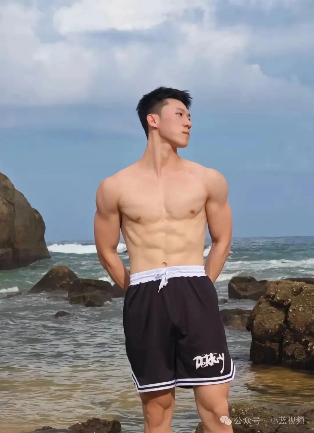 活力四射腹肌小哥，少年感很舒服！