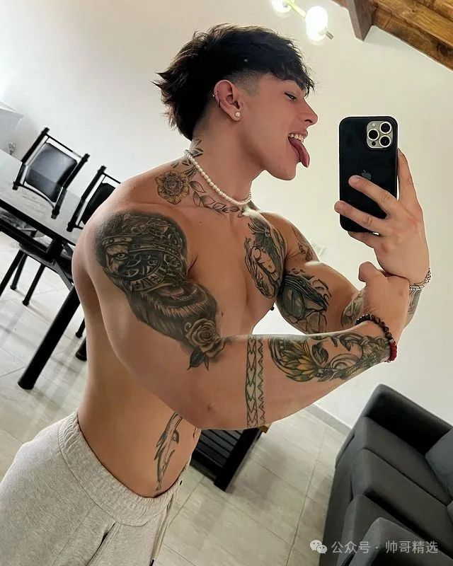 大鼻大胸肌肉粗筋 舌头长又翘 浑身汗香香