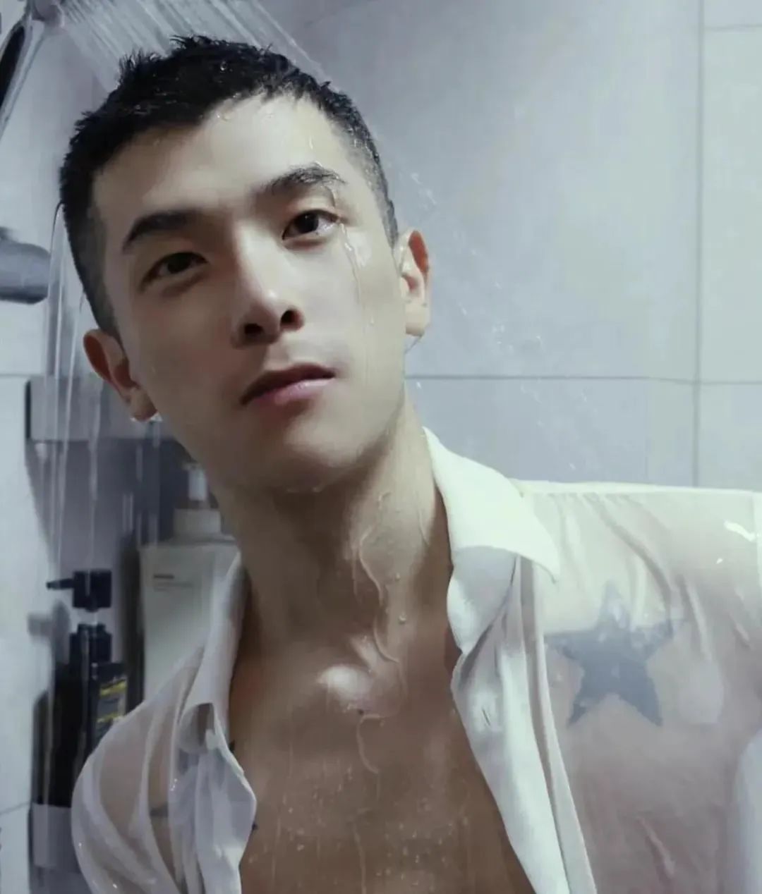 短发小鲜肉浴室照,想让人亲亲! 短发小鲜肉浴室照,想让人亲亲!