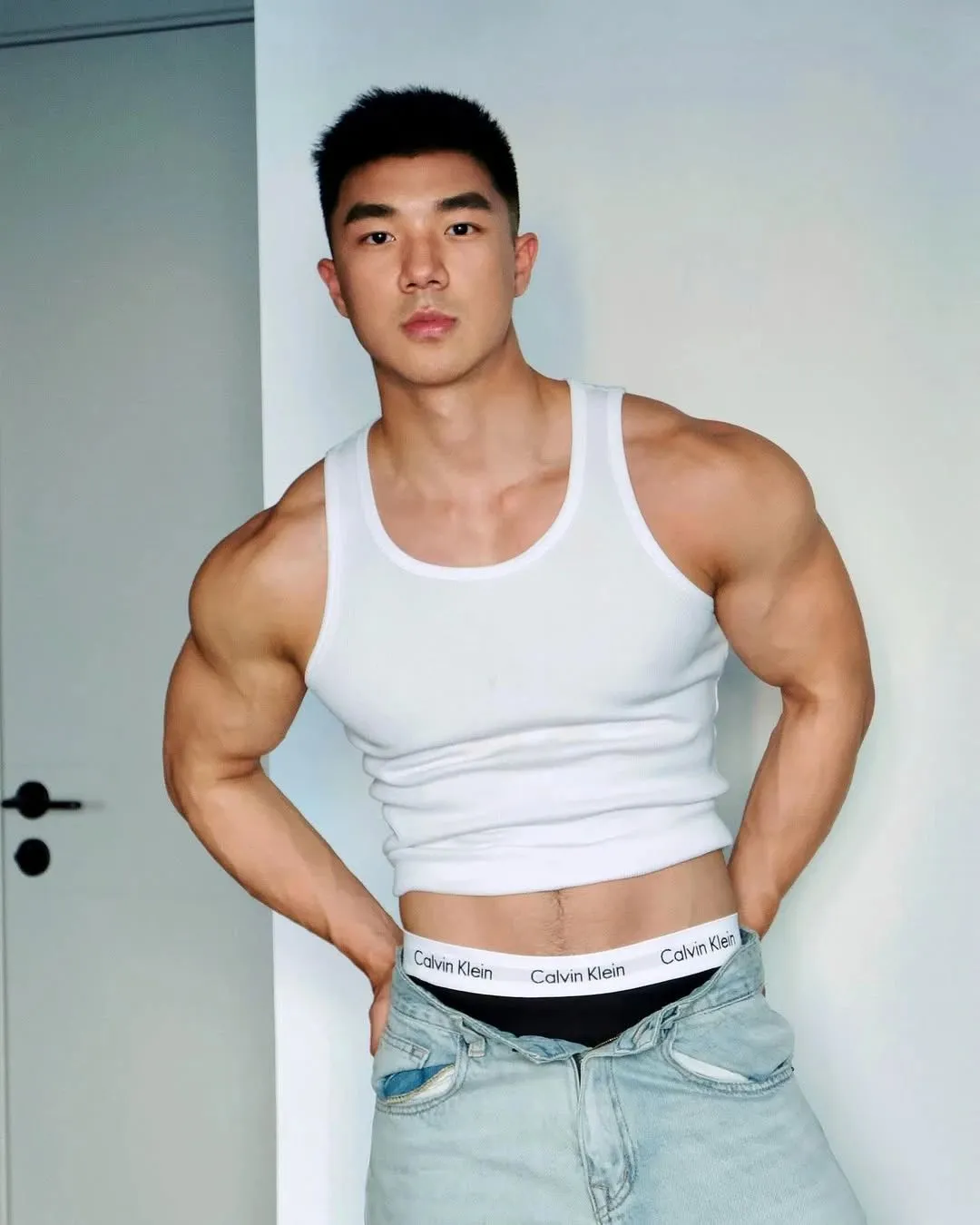 火到湾湾！这个穿 CK 的肌肉 gogo 也太帅了吧！