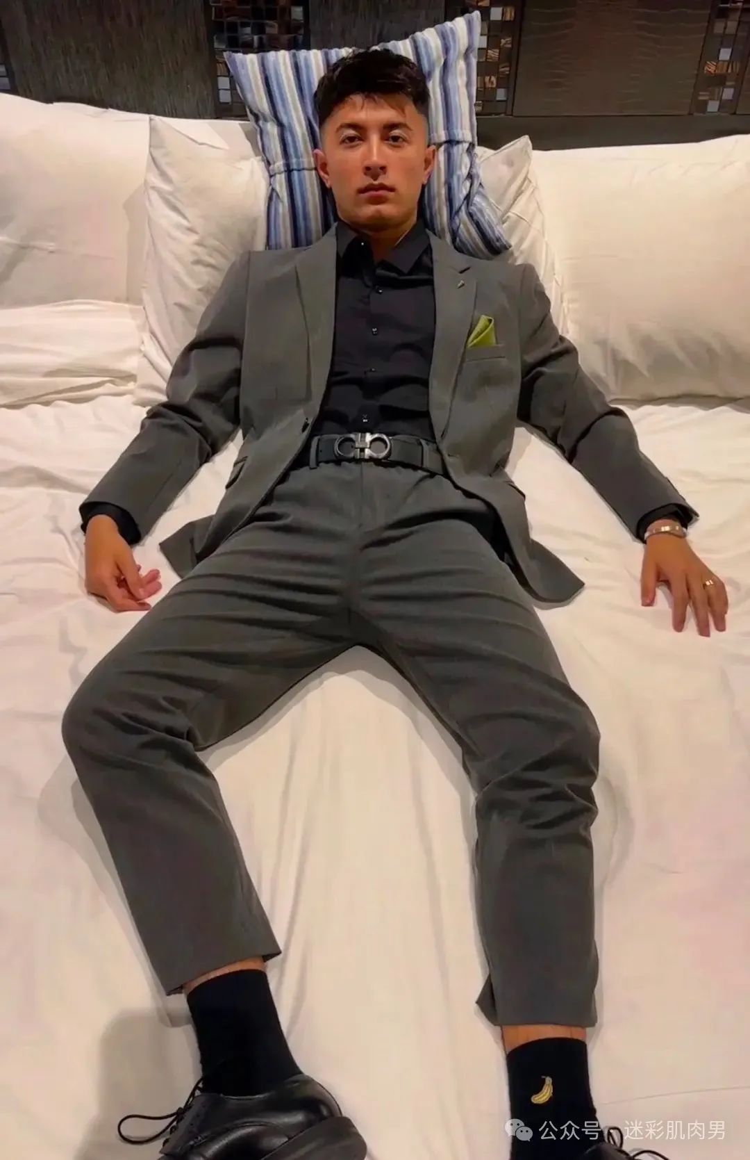 21 岁大一运动男高大视频火到推... 不让人失望！