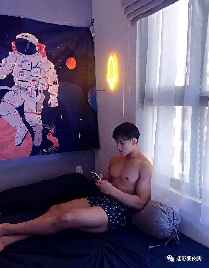健身教练穿紧身裤身材魁梧想去上他课啦