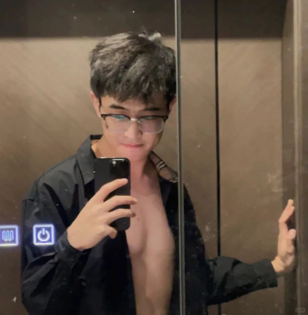神似刘昊然的！少年感满满，却让代码多了点甜 | 网红帅哥