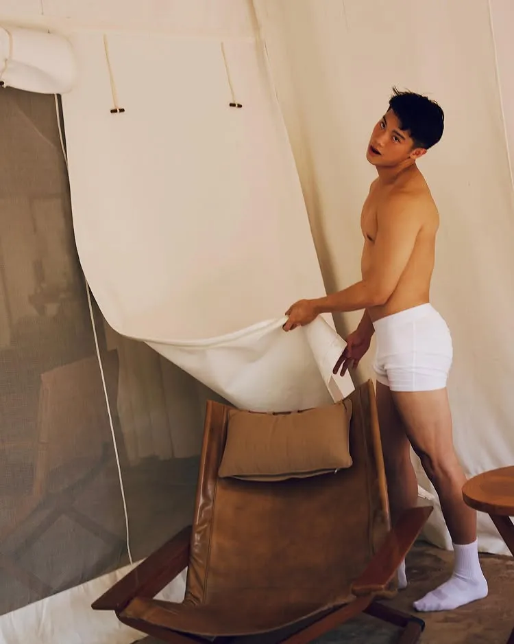 唱歌难听？！穿 CK 爱秀内裤边的男网红翻车了