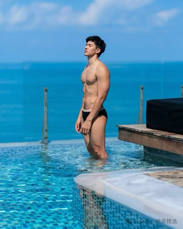 爱穿比基尼泳裤的大鼻子肌肉男 腿毛浓腹肌硬 厚实肌肉大帅 B