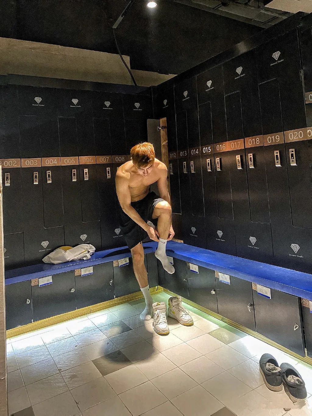 换衣间里遇到的野生小哥，身材好成这样啦！