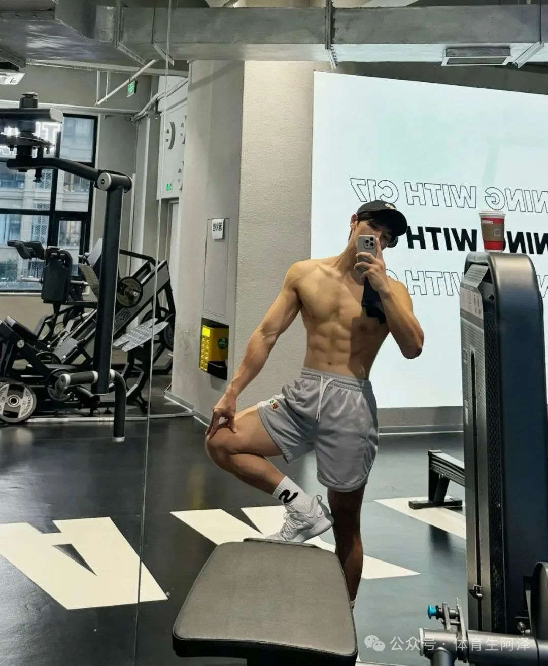 185 腹肌精装高鼻梁男模，白袜大包到底有多诱惑......