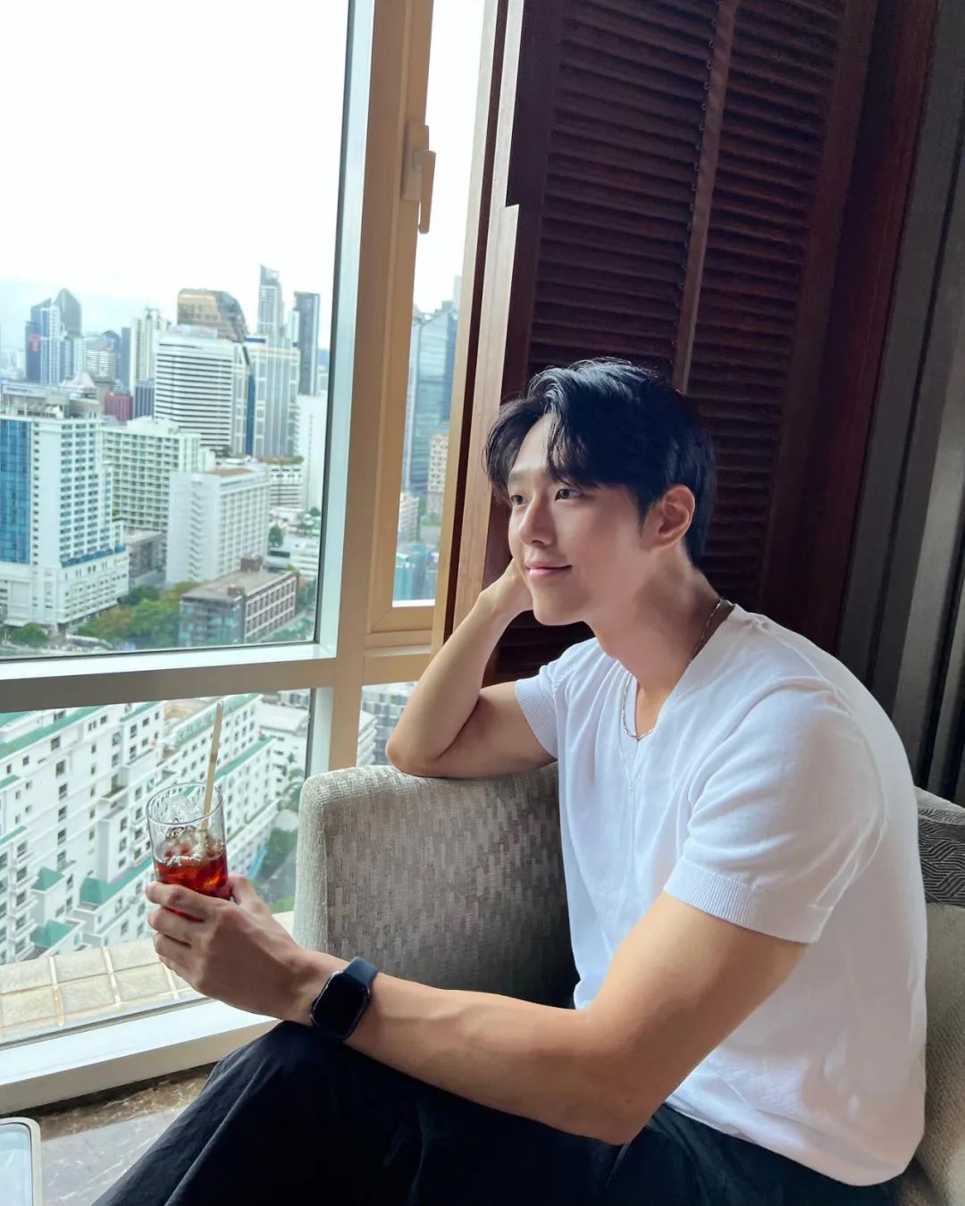 真不把粉丝当外人！韩国演员拍照角度，未免太暧昧了~