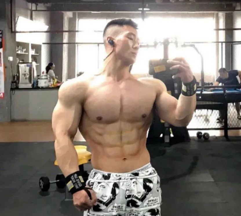 183CM 寸头医生脱掉正装白大褂，实力让网友尖叫！