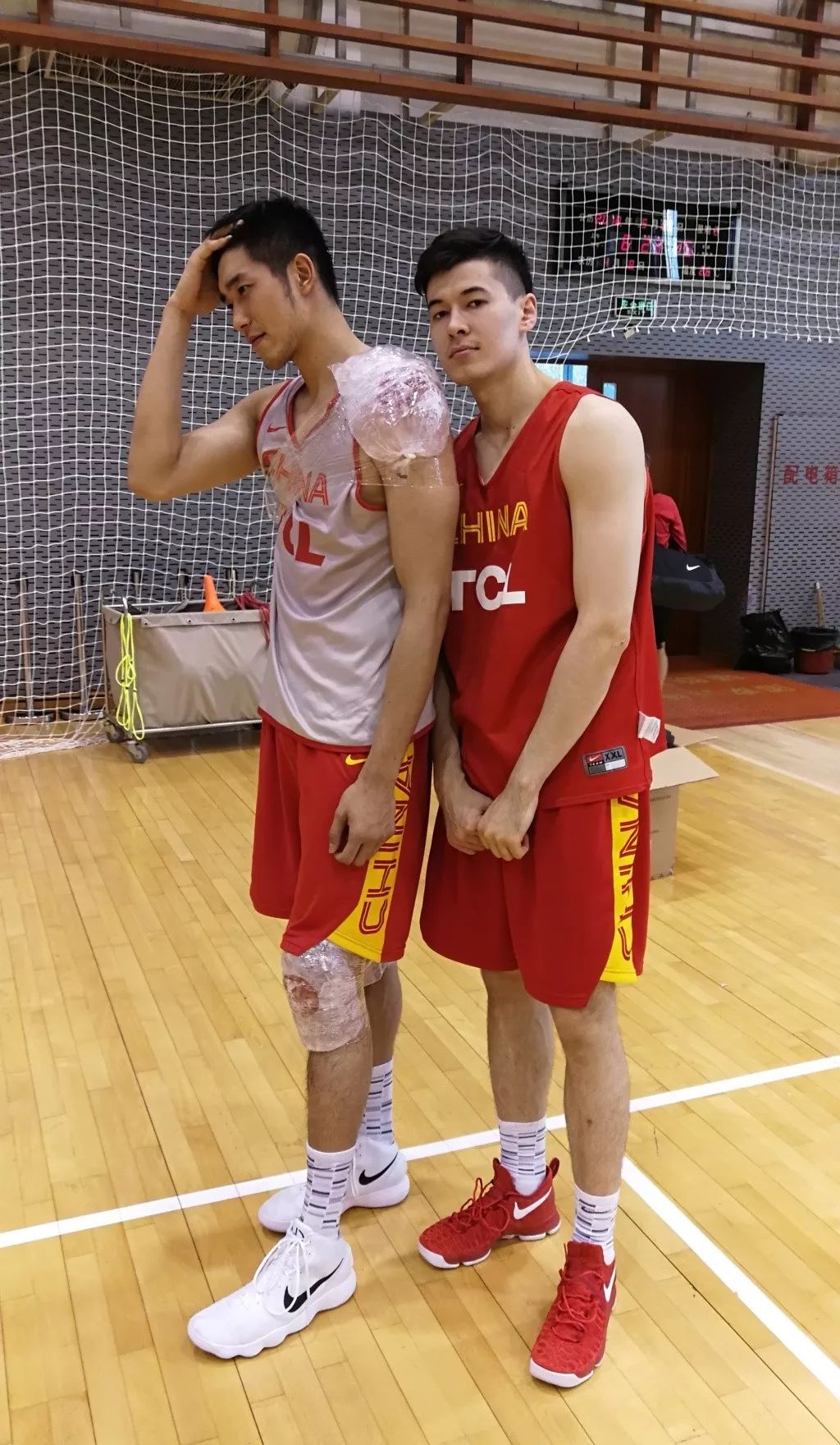 打篮球小哥自拍照大长腿大胸肌，长得太帅气！