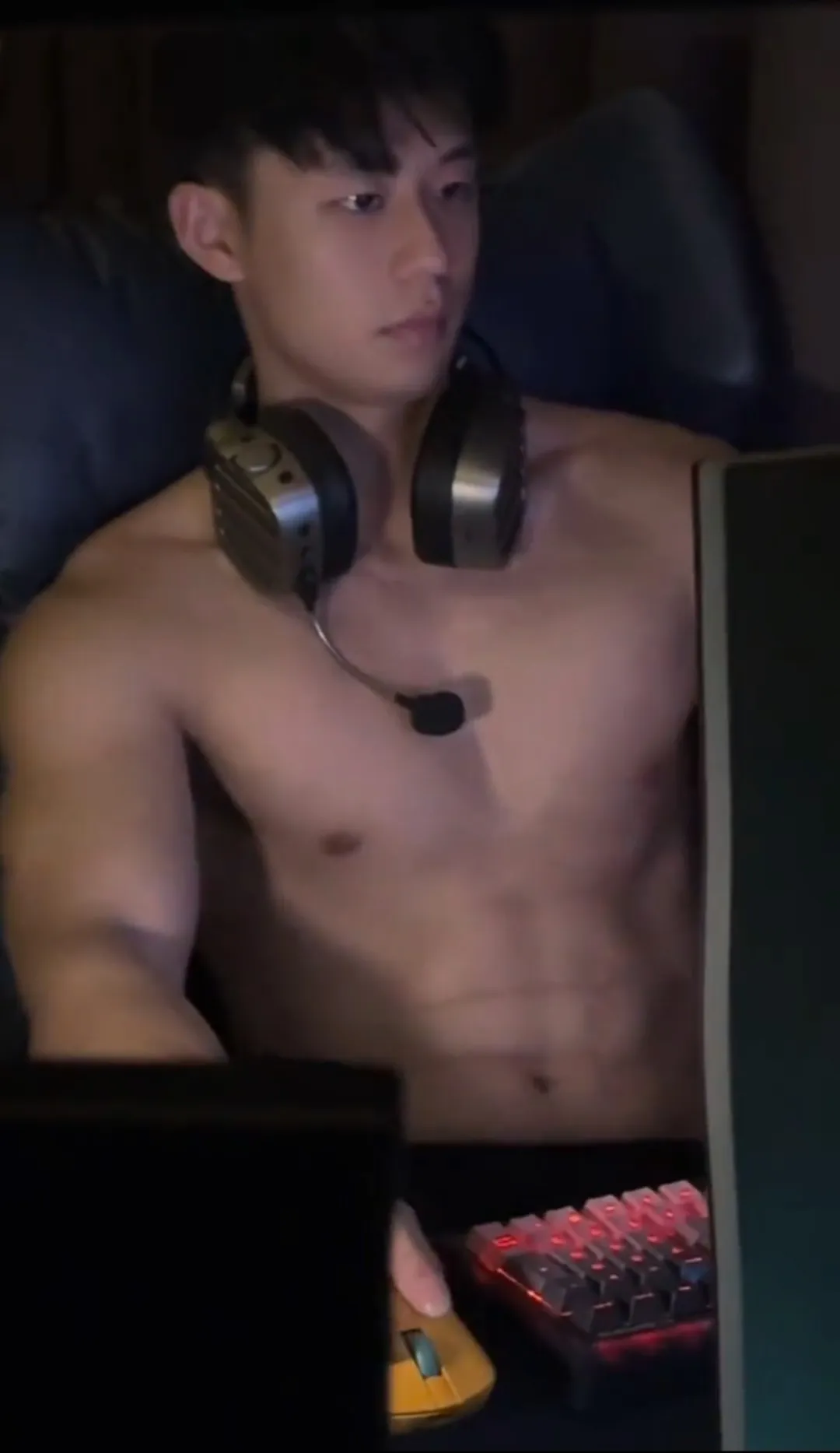 网吧惊现半裸肌肉男，竟是超火运动系小奶狗？