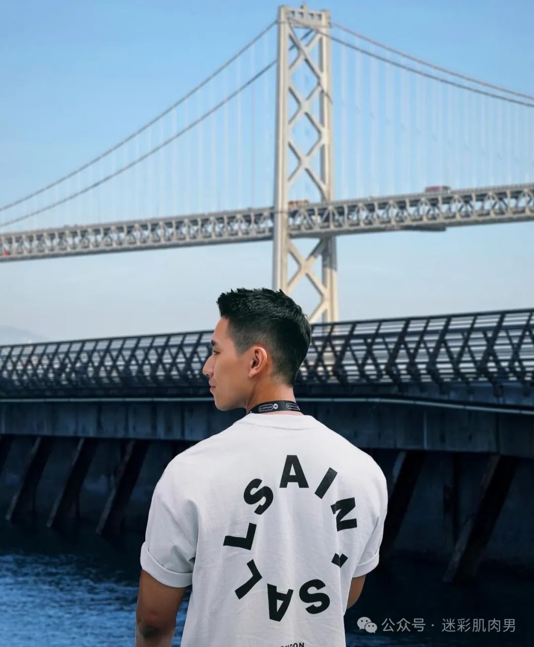 湿透的翘臀运动男灰裤子太凸显了，长腿长得大哦！