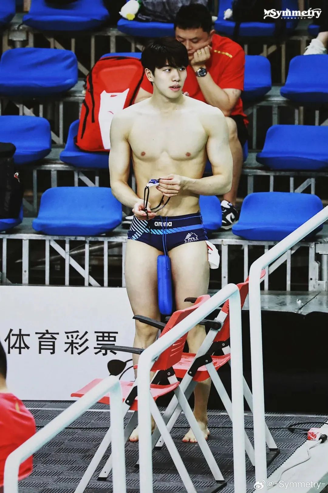 被男队友拍 pp 的游泳小哥原来是他！湖北必吃榜 top1？！