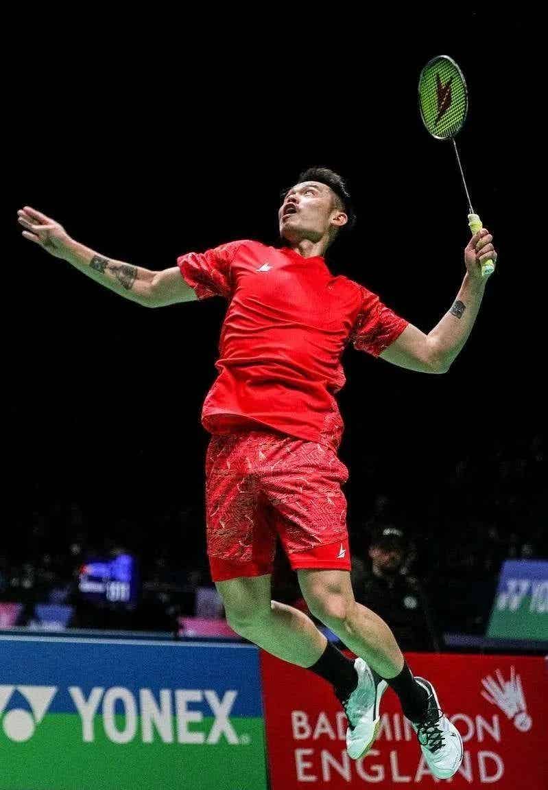 41 岁林丹再次被刘姥姥采访，穿超短裤叉太开满屏了！