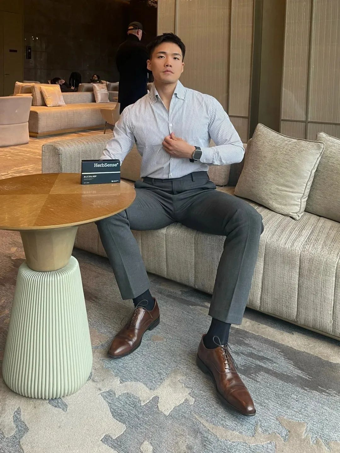 26 岁南京正装肌肉男，好一个翘屁嫩男！