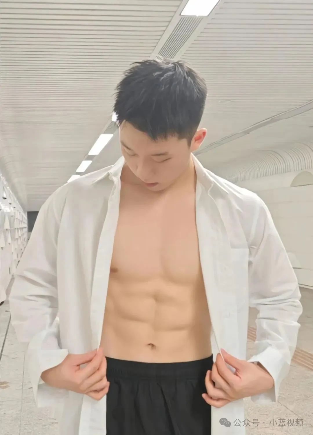 活力四射腹肌小哥，少年感很舒服！