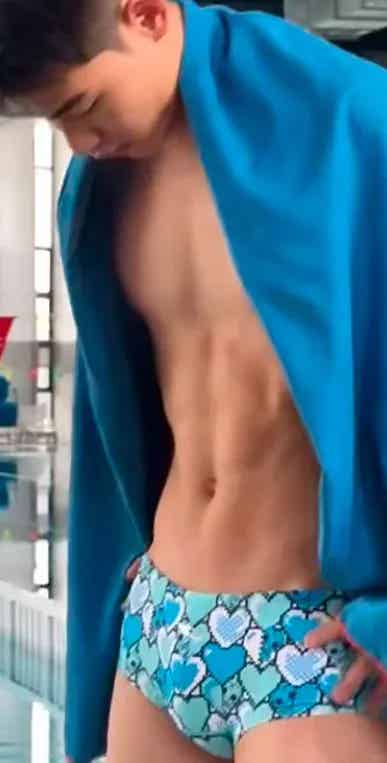 183cm 游泳体育生，帅脸 + 完美腹肌，这身材谁能拒绝？