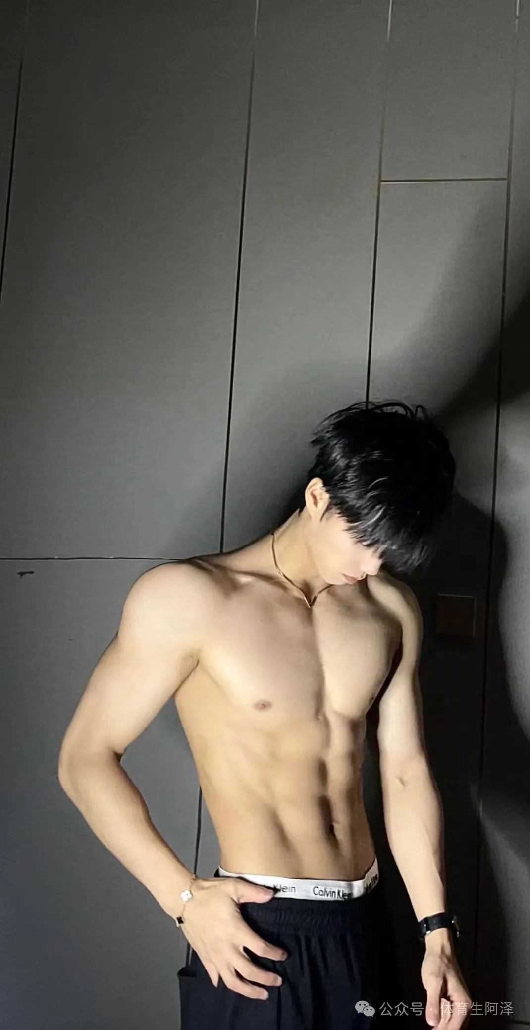八块腹肌，超绝鲨鱼线，大胸男大体育生重磅来袭.........