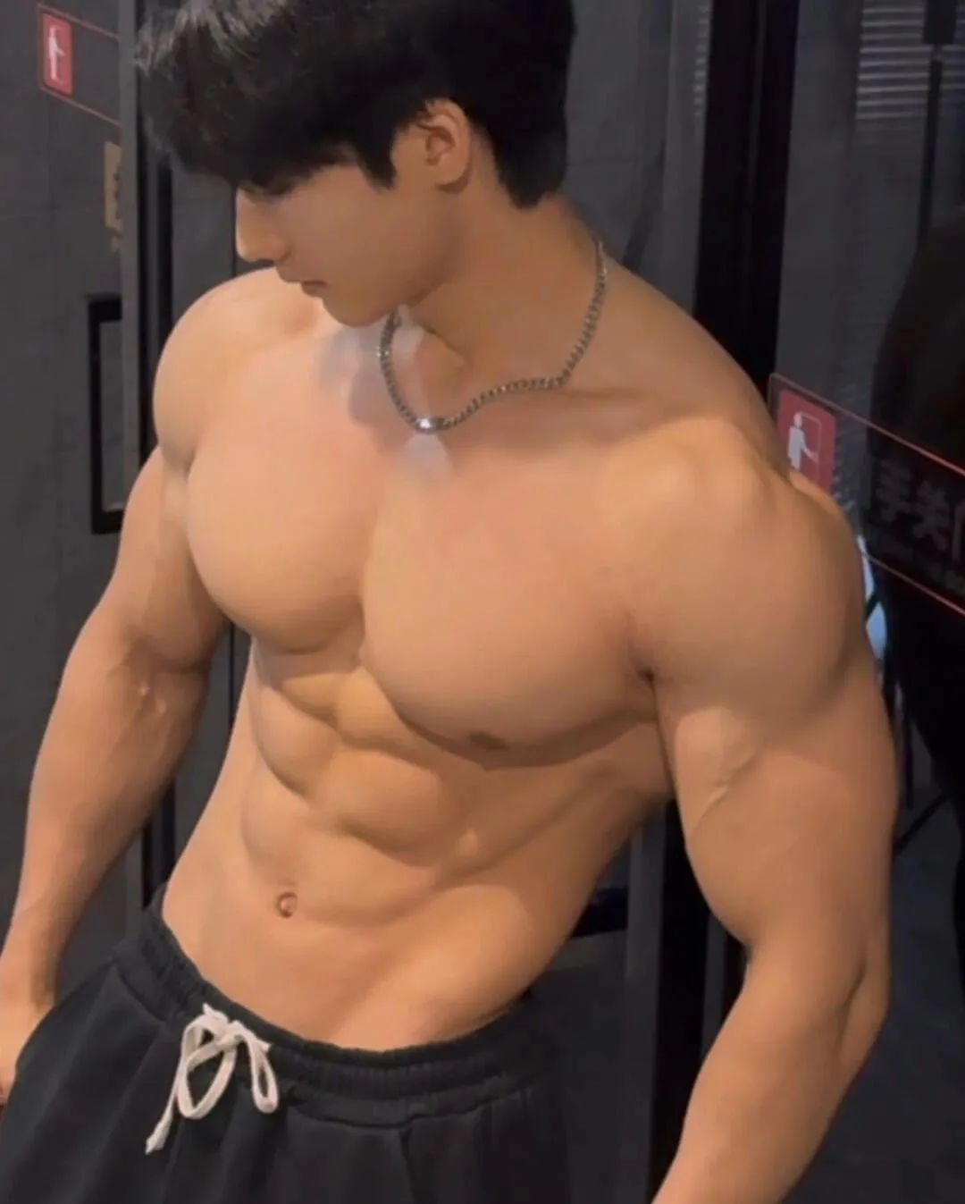 187cm 粗大性感肌肉男菩萨！